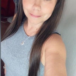 Joycelynn is looking for singles for a date
