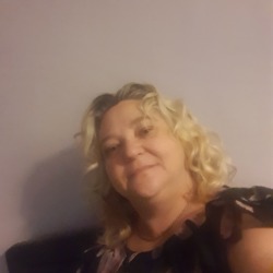 Lisa is looking for singles for a date
